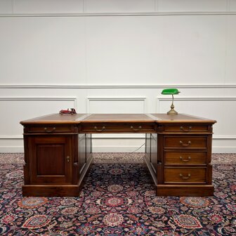 Klassiek-Engels-Antiek-Oud-Chesterfield-Vintage-Groot-Bureau-Partnerdesk-Desk-Bruin-Leder