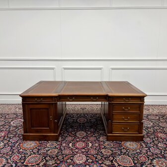 Klassiek-Engels-Antiek-Oud-Chesterfield-Vintage-Groot-Bureau-Partnerdesk-Desk-Bruin-Leder