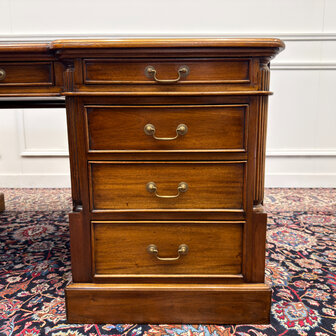 Klassiek-Engels-Antiek-Oud-Chesterfield-Vintage-Groot-Bureau-Partnerdesk-Desk-Bruin-Leder