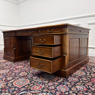 Klassiek-Engels-Antiek-Oud-Chesterfield-Vintage-Groot-Bureau-Partnerdesk-Desk-Bruin-Leder