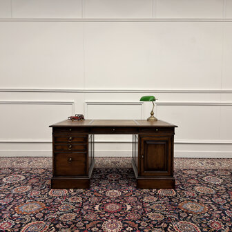Klassiek-Engels-Oud-Antiek-Vintage-Chesterfield-RAC-Royal-Antique-Collection-Bureau-Desk-Bruin-Leder
