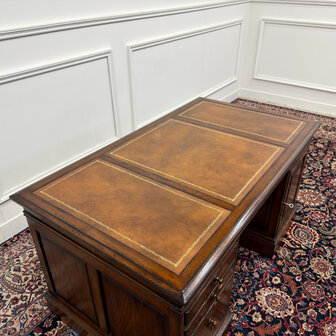 Klassiek-Engels-Oud-Antiek-Vintage-Chesterfield-RAC-Royal-Antique-Collection-Bureau-Desk-Bruin-Leder