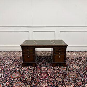 Klassiek-Antiek-Engels-Oud-Vintage-Chesterfield-RAC-Royal-Antique-Collection-Bureau-Desk-Groen-Leder