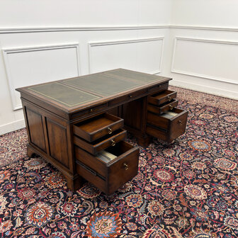 Klassiek-Antiek-Engels-Oud-Vintage-Chesterfield-RAC-Royal-Antique-Collection-Bureau-Desk-Groen-Leder