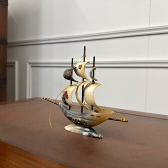 Antiek-zeilschip-boot-gemaakt-van-hoorns-1