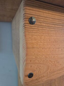 Landelijke-houten-sier-openhaard-schouw-met-smeedijzeren-haard-bak-7