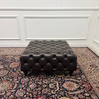 Grote-Bruine-Chesterfield-Hocker-2