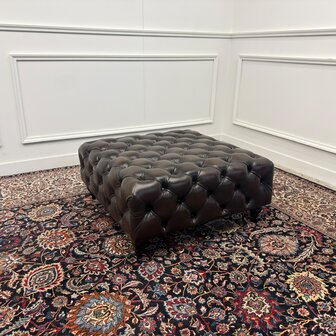Grote-Bruine-Chesterfield-Hocker-1