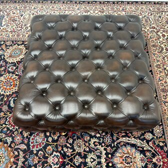 Grote-Bruine-Chesterfield-Hocker-3