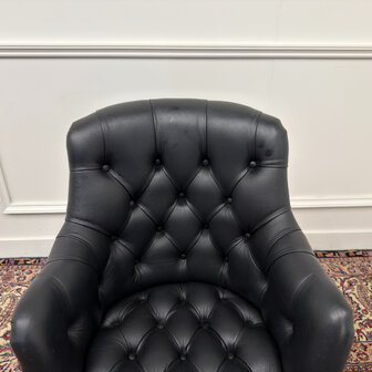 Klassiek-Engels-Vintage-Antiek-Oud-Chesterfield-Bureaustoel-Stoel-Director-Directors-Chair-Zwart-Leder