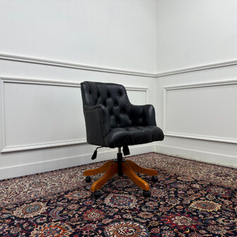 Klassiek-Engels-Vintage-Antiek-Oud-Chesterfield-Bureaustoel-Stoel-Director-Directors-Chair-Zwart-Leder
