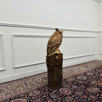 Groot-houtsnijwerk-kunstwerk-uil-op-boomstam-met-oren-2