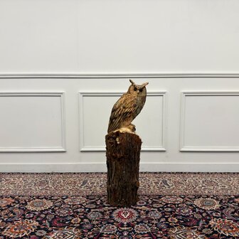 Groot-houtsnijwerk-kunstwerk-uil-op-boomstam-met-oren