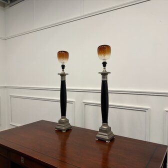 Grote-klassieke-empire-tafellampen-eichholtz-zilver-zwart-met-design-lampen-2