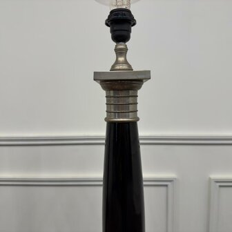 Grote-klassieke-empire-tafellampen-eichholtz-zilver-zwart-met-design-lampen-5