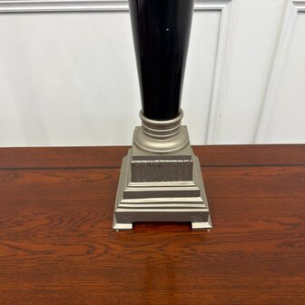 Grote-klassieke-empire-tafellampen-eichholtz-zilver-zwart-met-design-lampen-7