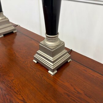 Grote-klassieke-empire-tafellampen-eichholtz-zilver-zwart-met-design-lampen-8