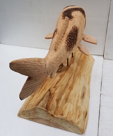 Houten-beeld-Koi-karper-op-houten-voet-houtsnijwerk-tuinbeeld-beeld-ornament-Koikarper-19