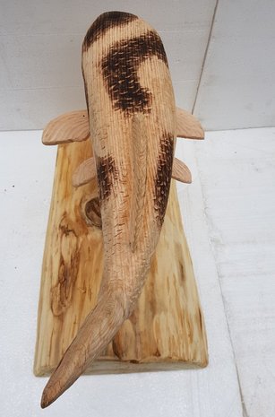 Houten-beeld-Koi-karper-op-houten-voet-houtsnijwerk-tuinbeeld-beeld-ornament-Koikarper-21
