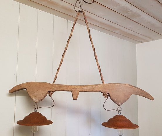 Robuuste-hanglamp-lamp-van-cortenstaal-en-houten-juk-geleefd-hout-landelijk