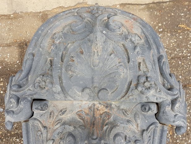 Antieke-oude-kolenbak-van-gietijzer-met-ornament-decoratie-met-een-hoofdAntieke-oude-kolenbak-van-gietijzer-met-ornament-decora