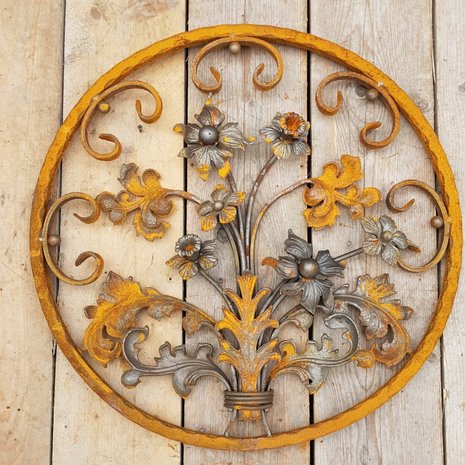 Rond-smeedijzer-element-decoratie-oranment-met-bloemen-poort-hekwerk-deur-balkon