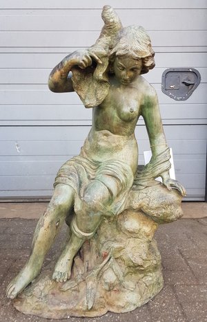 Antieke-fontein-waterspuwer-van-brons-standbeeld-vrouw