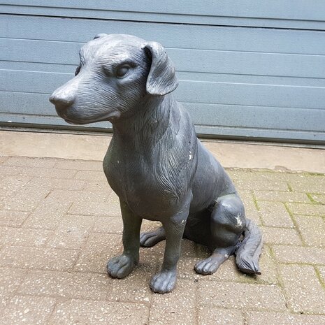 Antiek-gietijzeren-tuinbeeld-standbeeld-hond-jachthond-met-patina