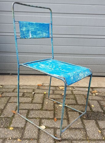 Sleetse-industriele-metalen-stoel-verweerd-geleefd-met-patina-vintage-retro-brocante