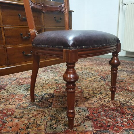 Klassieke-antieke-bureaustoel-stoel-van-hout-en-leder-7