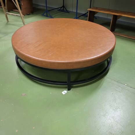 Grote-ronde-lederen-poef-hocker-met-zwart-metalen-onderstel-3