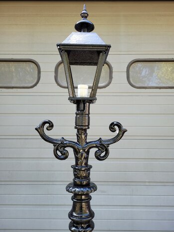 Antieke-gietijzeren-lantaarnpaal-tuinlantaarn-straatlantaarn-met-vierkante-vierhoekige-gietijzeren-lamp-1