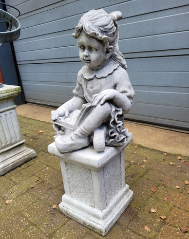 Betonnen-tuinbeeld-Kindje-meisje-die-een-boek-leest-op-voet-zuil-sokkel-beton-1