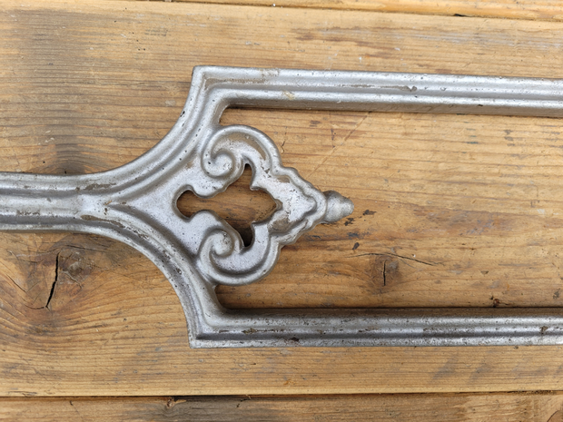 Antieke-beugel-smeedwerk-ornament-voor-voordeur-raambeveiliging-of-bovenlicht-van-een-deur-1