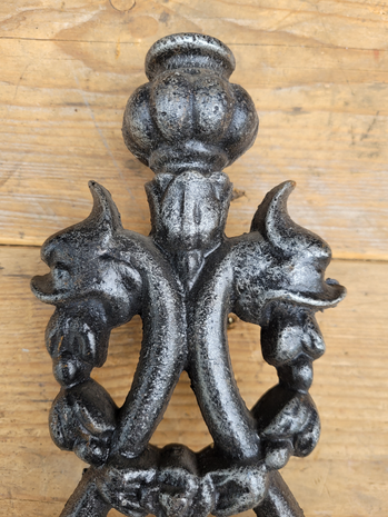 Antiek-gietijzeren-ornament-met-draken-2