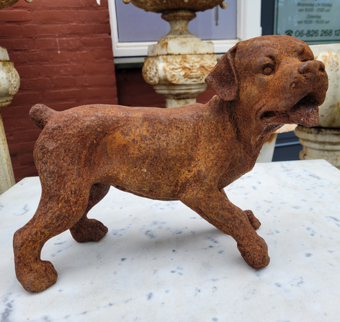 Gietijzeren-standbeeld-kunstwerk-van-een-Hond-roestig-gietijzer-1