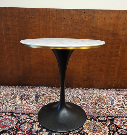 Klassieke-ronde-tafel-gemaakt-van-marmer-met-een-zwarte-metalen-paddestoel-voet-3