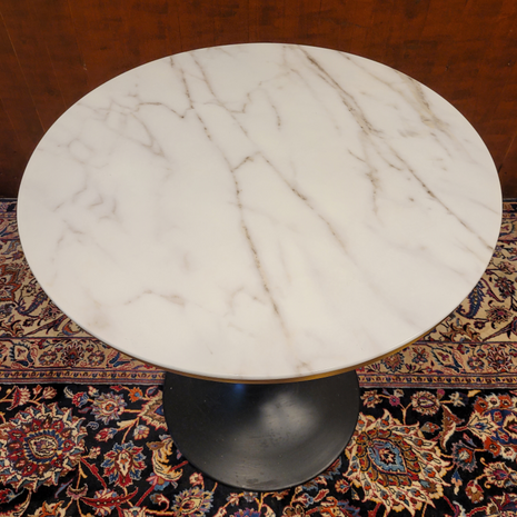 Klassieke-ronde-tafel-gemaakt-van-marmer-met-een-zwarte-metalen-paddestoel-voet-4