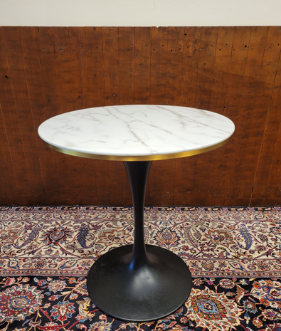 Klassieke-ronde-tafel-gemaakt-van-marmer-met-een-zwarte-metalen-paddestoel-voet-2