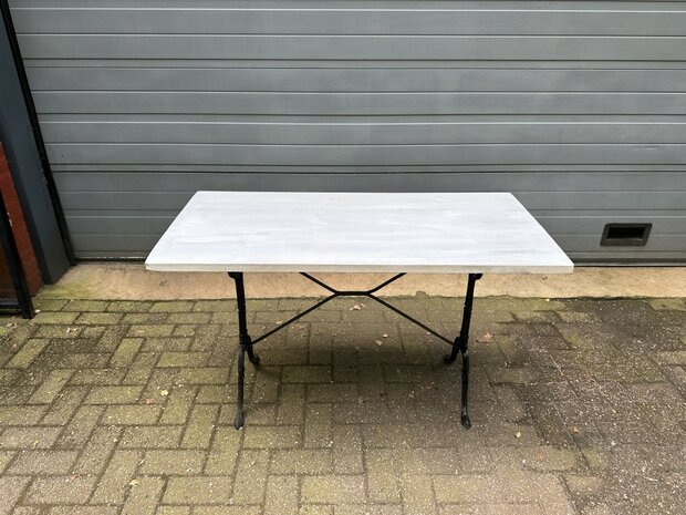 Gietijzeren-tuintafel-met-blad-van-teakhout-tafel