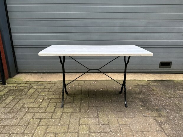 Gietijzeren-tuintafel-met-blad-van-teakhout-tafel