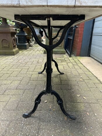 Gietijzeren-tuintafel-met-blad-van-teakhout-tafel