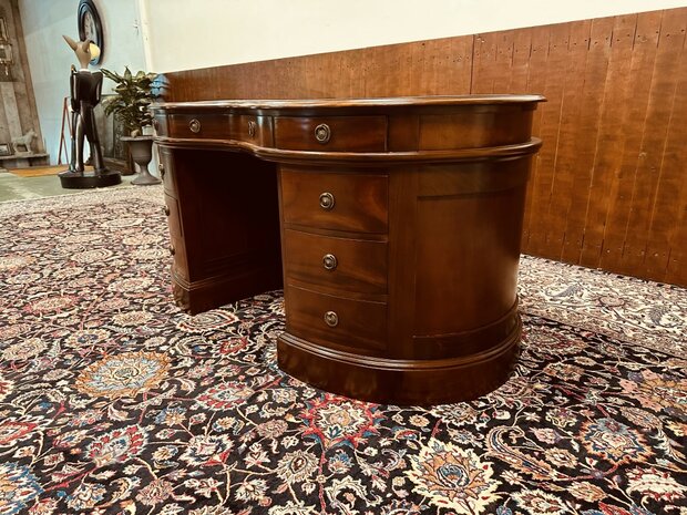 Klassiek-Engels-Antiek-Chesterfield-Kidney-Nier-Bureau-Desk