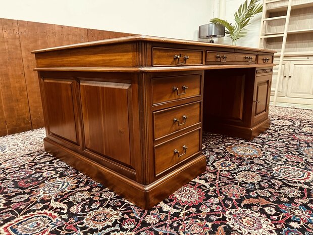 Klassiek-Engels-Antiek-Chesterfield-Jan-Frantzen-Bureau-Desk-Partnerdesk