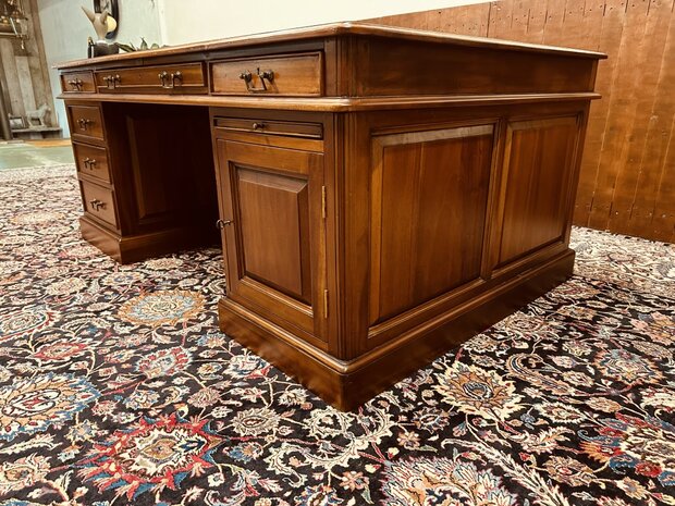 Klassiek-Engels-Antiek-Chesterfield-Jan-Frantzen-Bureau-Desk-Partnerdesk