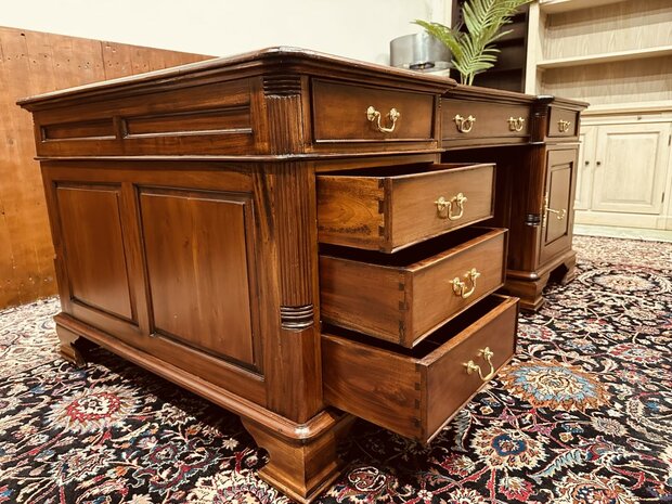 Klassiek-Engels-Antiek-Chesterfield-Oud-Bureau-Partnerdesk