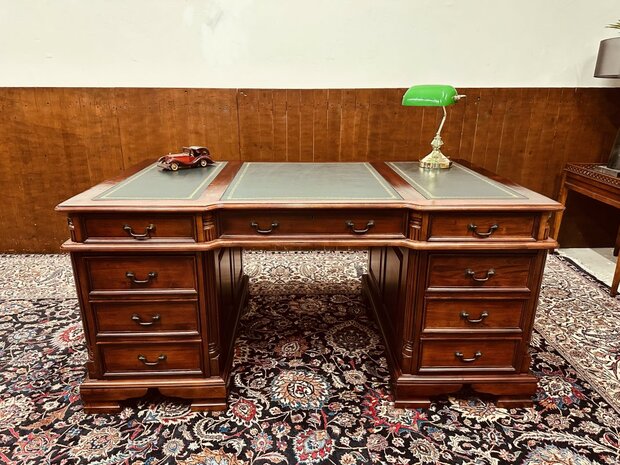 Klassiek-Engels-Antiek-Chesterfield-Oud-Bureau-Desk