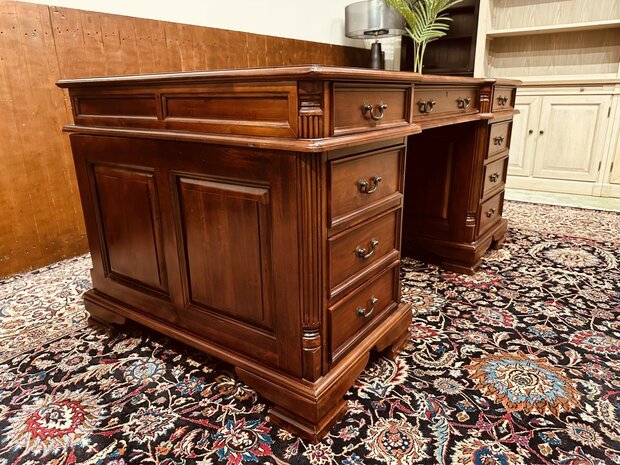 Klassiek-Engels-Antiek-Chesterfield-Oud-Bureau-Desk