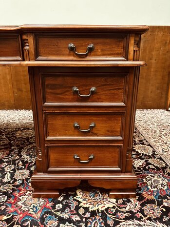 Klassiek-Engels-Antiek-Chesterfield-Oud-Bureau-Desk