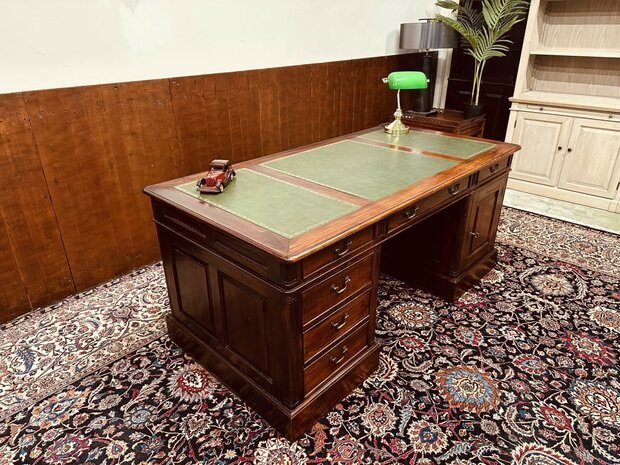 Klassiek-Engels-Antiek-Chesterfield-Desk-Bureau